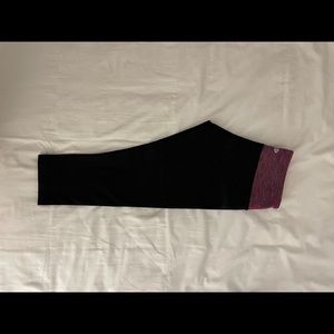 Lululemon Athletics Wonder Under capri leggings.